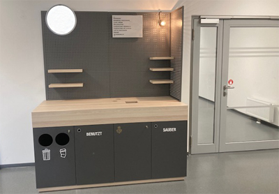 Kaffeestation Butler Lochwand, Abfallsammler, Leuchtschild