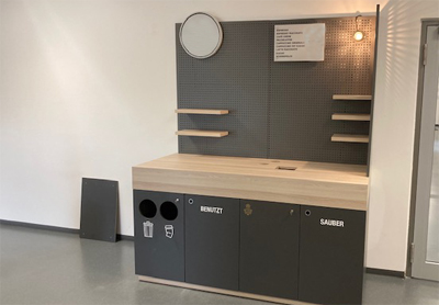 Kaffeestation Butler Lochwand, Abfallsammler, Leuchtschild