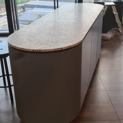 Kaffeetheke Barista indirekte Beleuchtung, Regale, Auszüge, Spüle, Arbeitsflächen